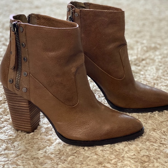 Vince Camuto Beige Leather Western Heeled Boot Details Size 6.5 - Picture 4 of 4